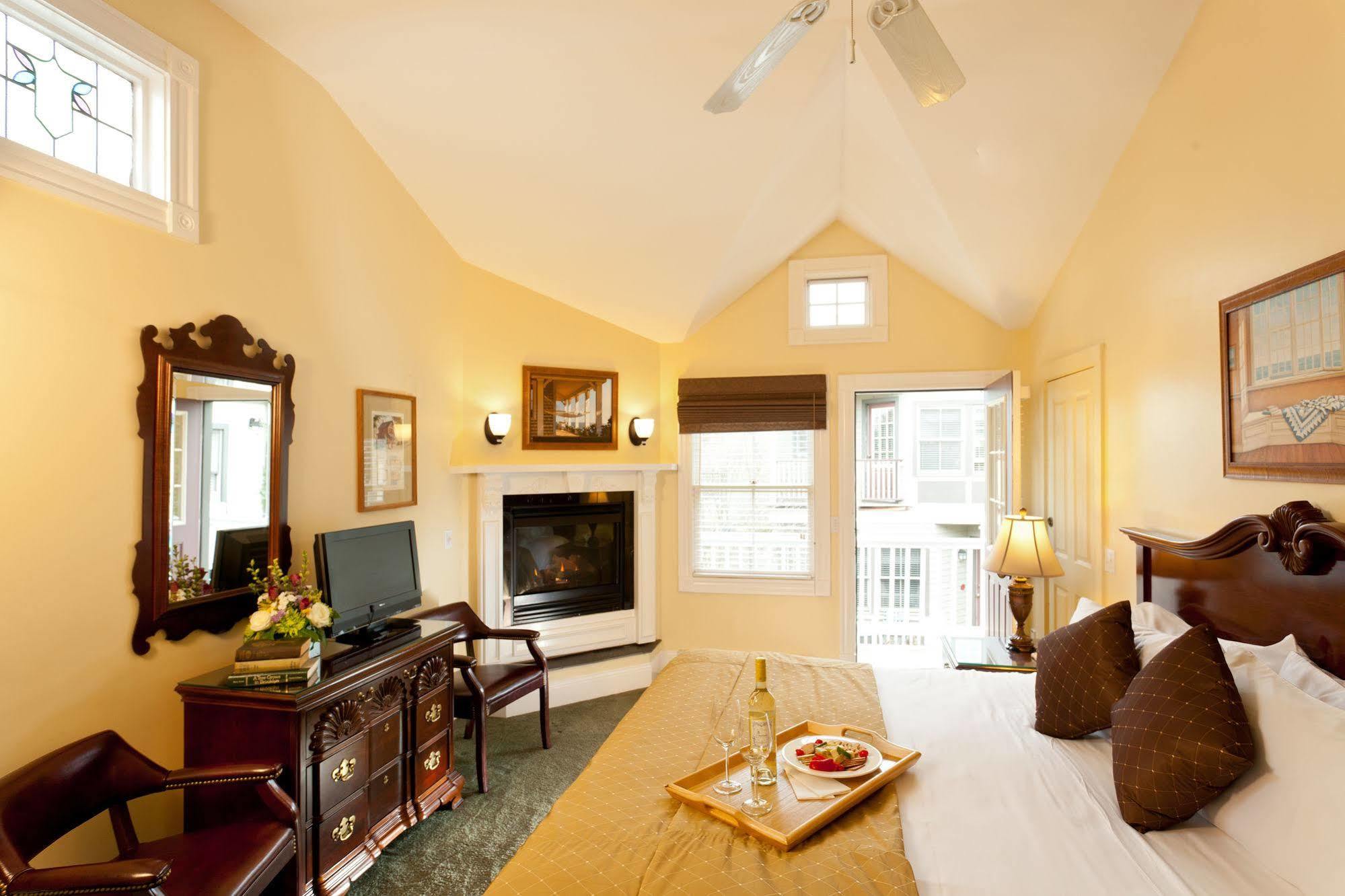 Crowne Pointe Historic Inn Adults Only Провинстаун Экстерьер фото